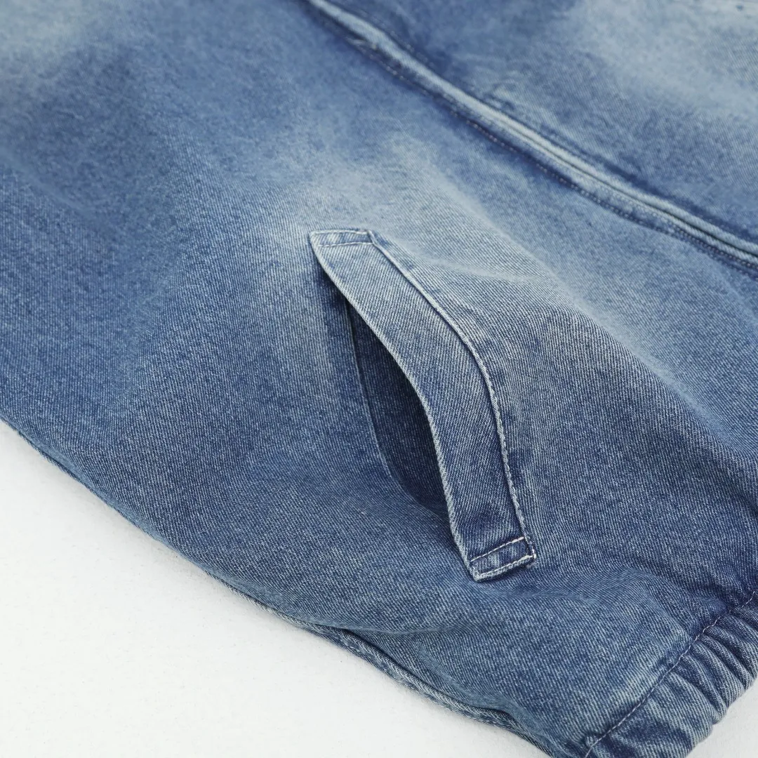 P350 #R17 Ralph Lauren unisex denim jacket with zipper and small label. The classic jacket style, neat lines outline a generous outline, and the short and slim design can quietly lengthen the leg lines visually, instantly achieving the stunning effect of making you taller and slimmer, helping you easily create enviable long legs. The practical pockets on both sides of the front body can not only store mobile phones and keys easily, but also cleverly add a bit of casualness to the overall shape, perfectly blending fashion and practicality. Moreover, the fabric has been specially treated to be soft and wear-resistant, and the comfort level is straight forward. In terms of matching, you can wear it as you like. Pair it with a simple white T-shirt, straight jeans and sneakers on the lower body. It is easy to control the looseness when going out on the street every day. If you wear it with leather boots and a floral skirt, you can create a romantic feeling of western style. I really love it, so it’s not a waste to buy it! Color: Washed Blue Size: S-XL S: Bust 118 Length 70 Sleeve Length 68 Shoulder Width 50 M: Bust 122 Length 72 Sleeve Length 69 Shoulder Width 51 L: Bust 126 Length 74 Sleeve Length 70 Shoulder Width 52 XL: Bust 130 Length 76 Sleeve Length 71 Shoulder Width 53